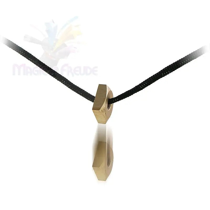 Sechskantmutter-Anhänger aus Messing an einer schwarzen Kordel.