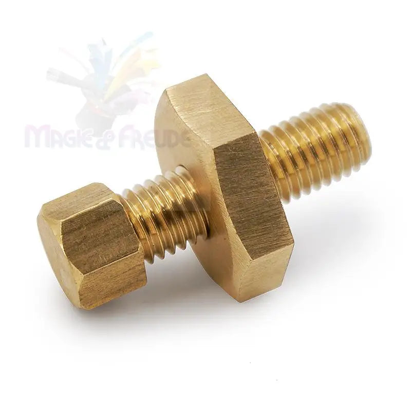 Eine Messingschraube mit einer Sechskantmutter und einer dicken, sechseckigen Unterlegscheibe.