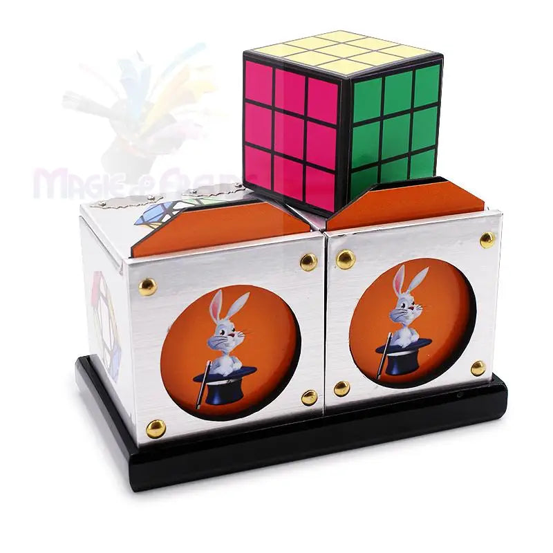 Ein Zaubertrick-Requisit mit einem Rubik’s Cube und zwei Schachteln mit einem Kaninchen im Hut-Design.