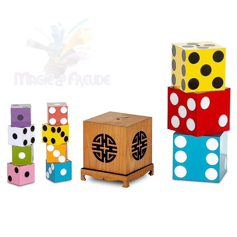 Ein Satz bunter Würfel, bestehend aus zwei Stapeln kleinerer Würfel, einer großen Holzkiste und einem Stapel mit drei größeren Würfeln.