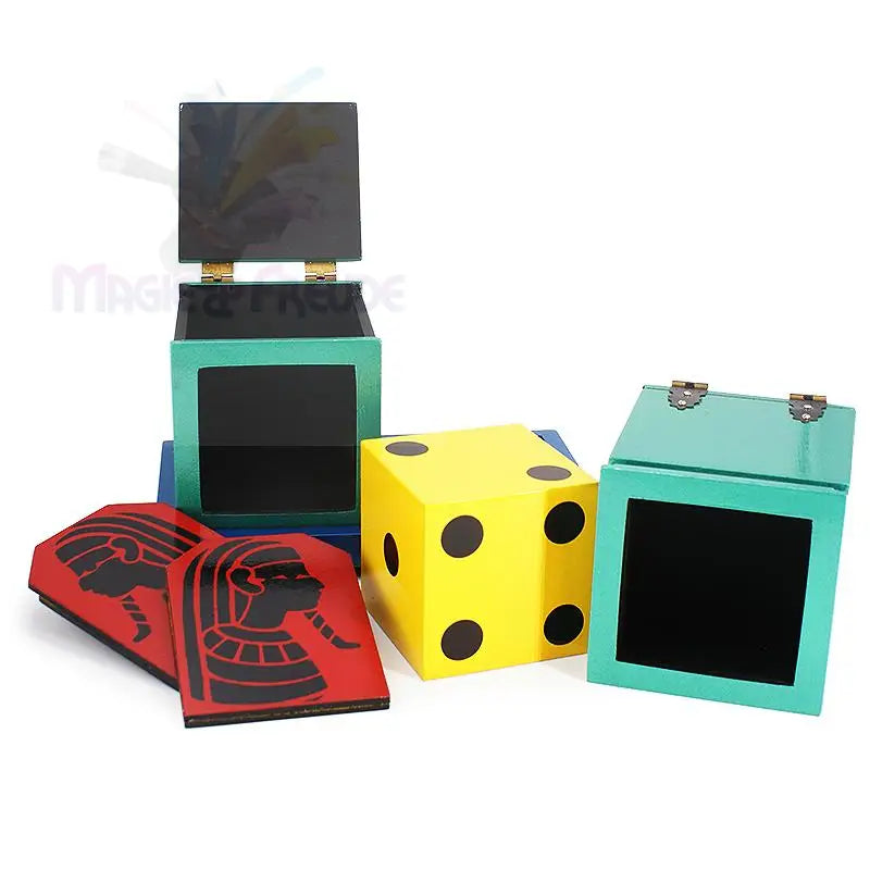 Zaubertrickset mit Schachteln, einem Würfel und ägyptischen Karten.