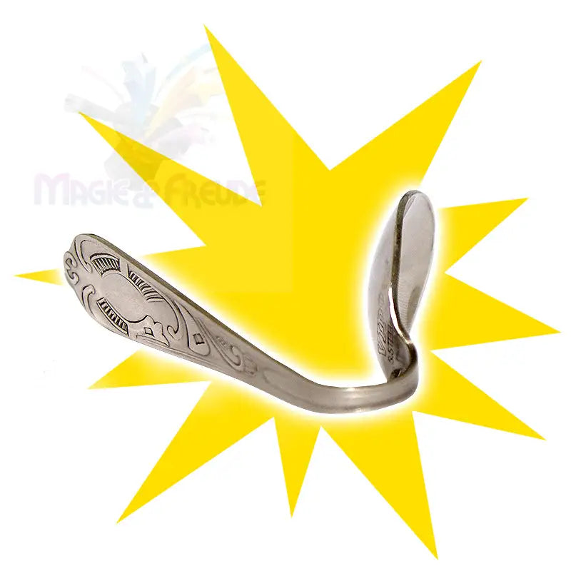 Ein gebogener silberfarbener Metalllöffel mit verziertem Griff.