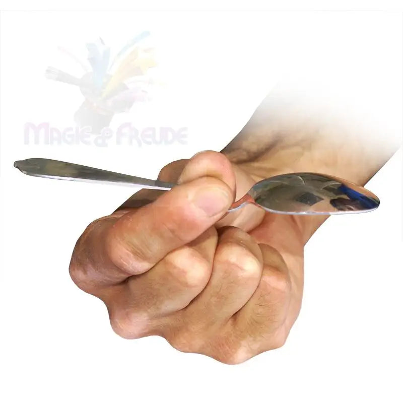 Eine Hand hält einen glänzenden Metalllöffel.