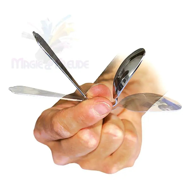 Eine Hand, die mehrere Löffel hält, die sich zu drehen oder in Bewegung zu sein scheinen.