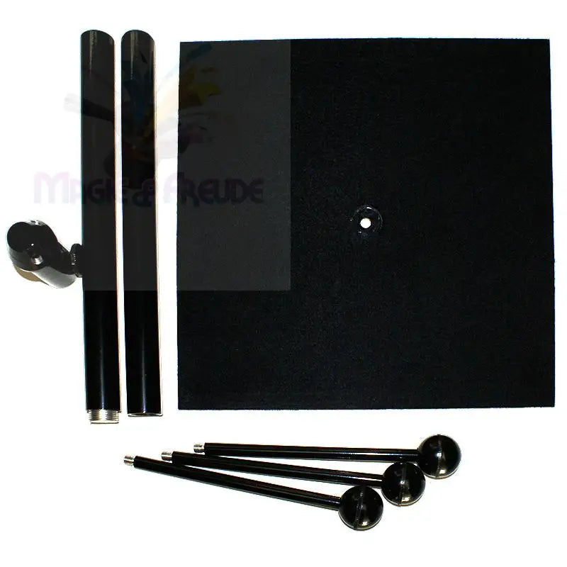 Demontierte schwarze Metallteile des Mikrofonständers.