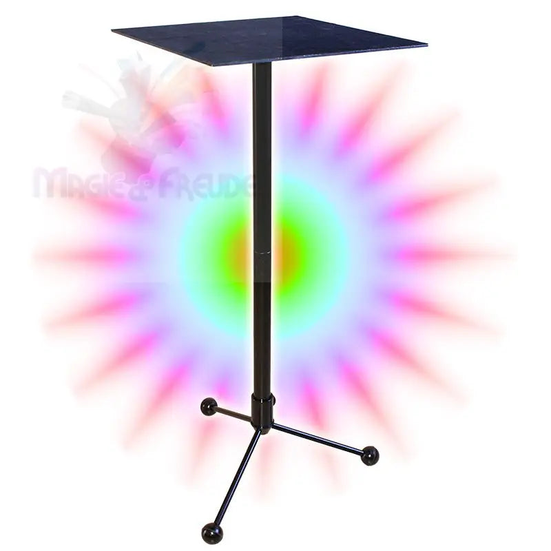 Schwarzes Dreibeinstativ mit quadratischer Oberseite und buntem Lichteffekt.