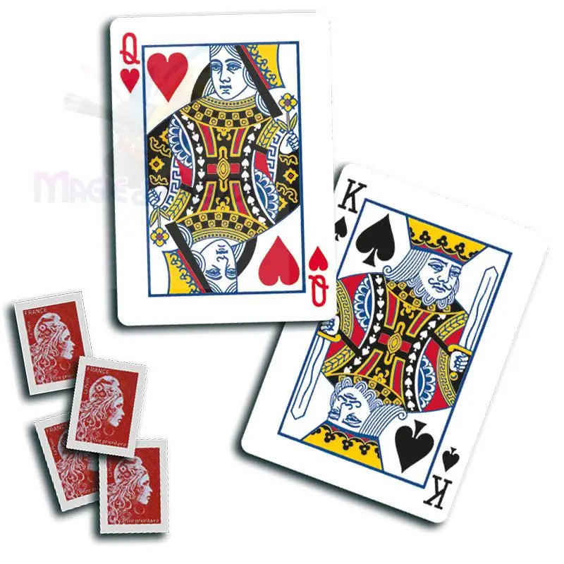 Spielkarten, darunter eine Herz-Dame und ein Pik-König, neben einem Stapel rot unterlegter Miniaturkarten.