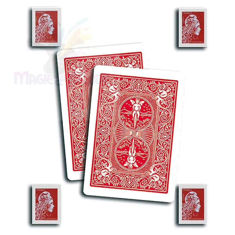 Zwei Bicycle-Spielkarten mit roter Rückseite und vier passenden roten Briefmarken.