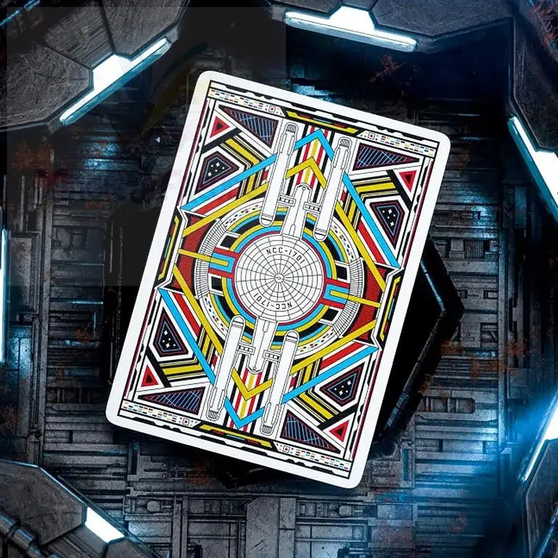 Eine Spielkarte mit einem farbenfrohen, geometrischen Star Trek-Motiv.