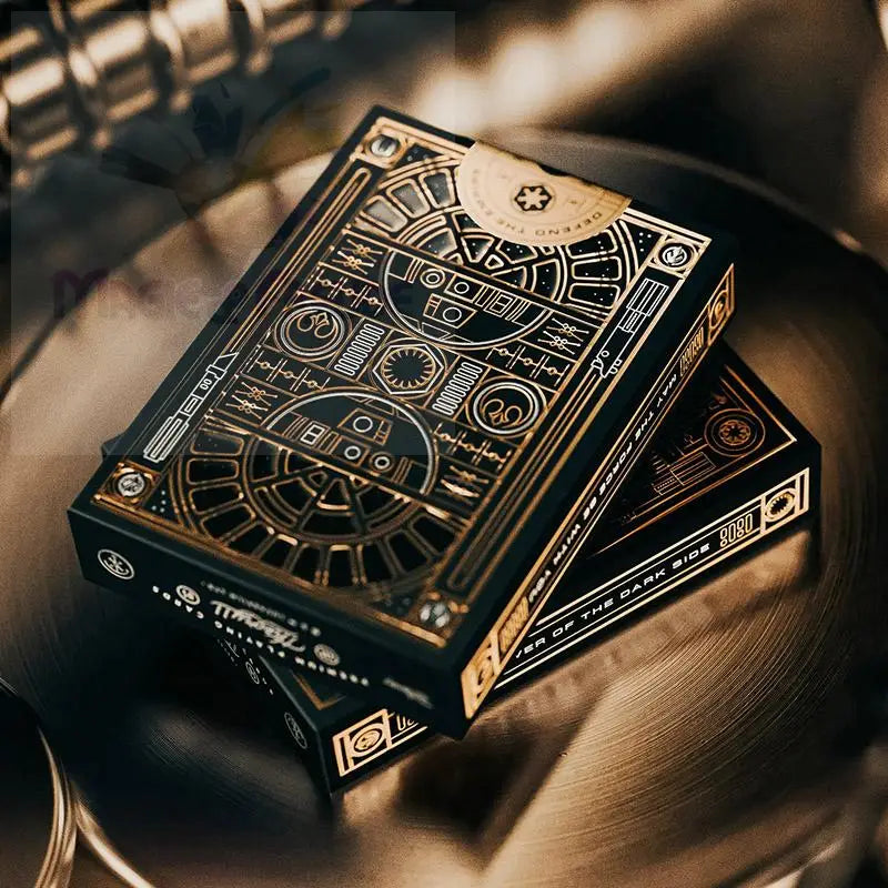 Ein dunkles Spielkartenset mit aufwändigen Goldfoliendesigns.