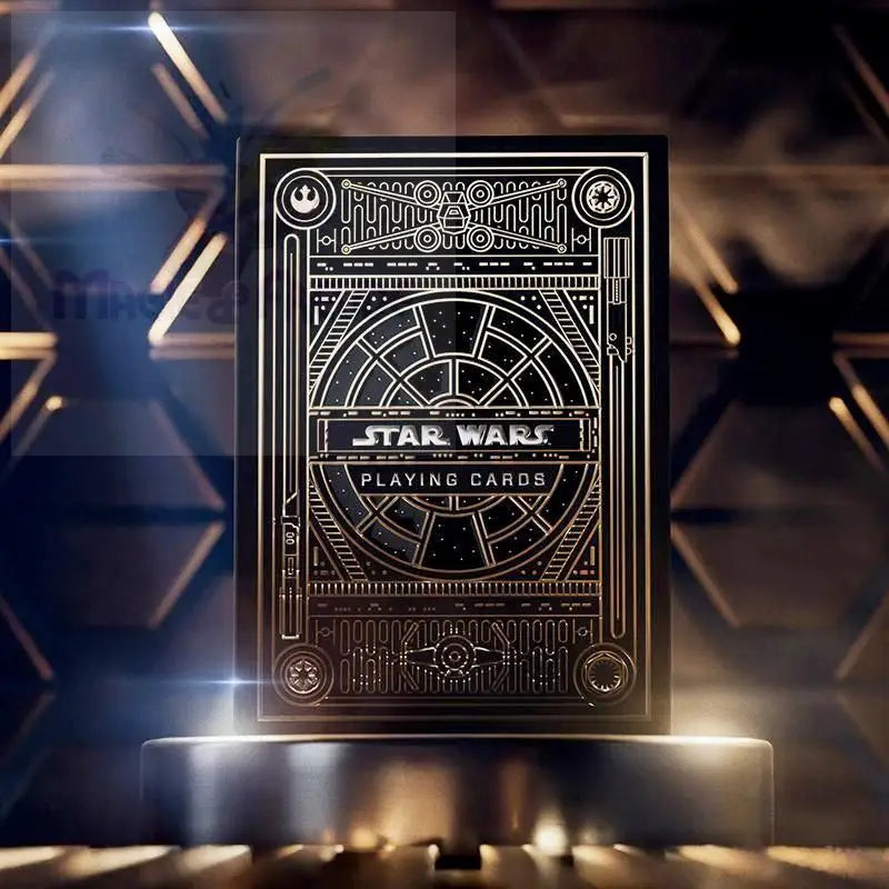 Star Wars-Spielkarten mit aufwändigen Goldfoliendesigns auf schwarzem Hintergrund.