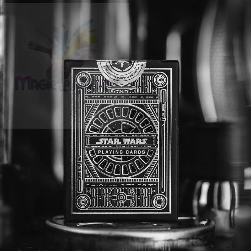 Spielkarten zum Thema Star Wars mit aufwändigen Silberfoliendetails in einer schwarzen Tuck-Box.