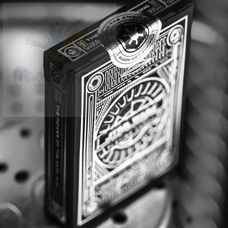 Ein schwarzes Spielkartenset mit verschlungenen silbernen Mustern.