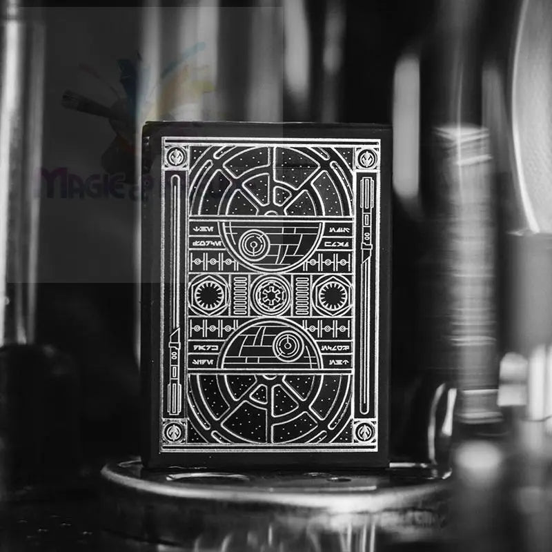 Schwarze Spielkartenschachtel mit verschlungenem silbernen ’Todesstern’-Design.