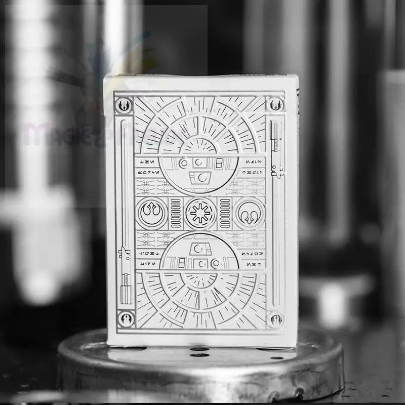 Eine weiße Star Wars Spielkartenbox mit verschlungenen Mustern.