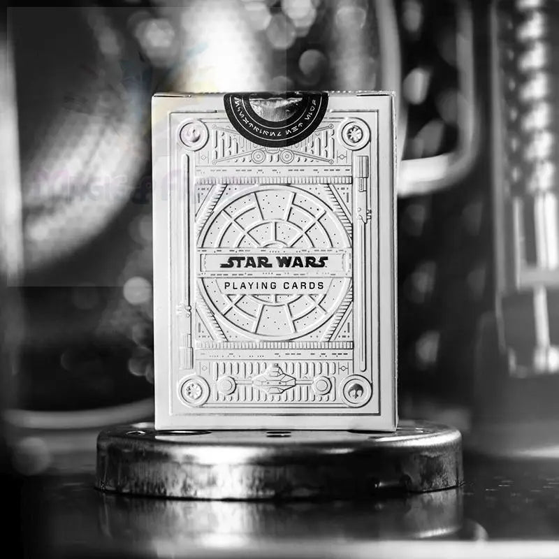 Weißes Star Wars Spielkartenset mit verschlungenen geometrischen Mustern.