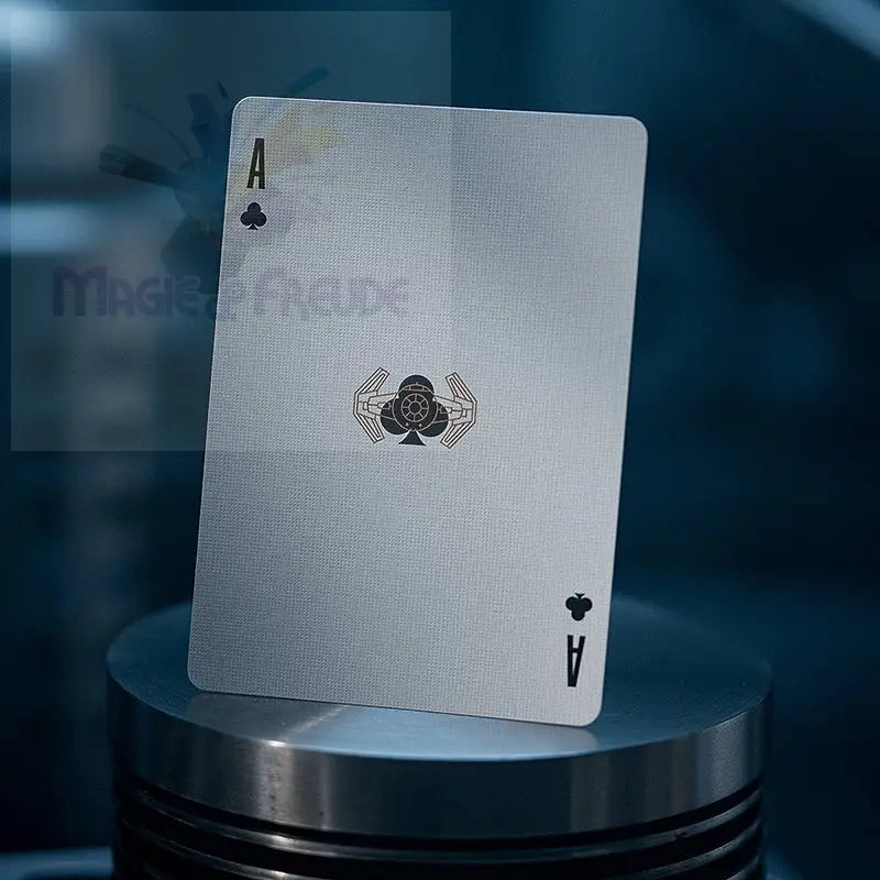 Eine Kreuz-Ass-Spielkarte mit einem einzigartigen, von TIE-Fightern inspirierten Design.