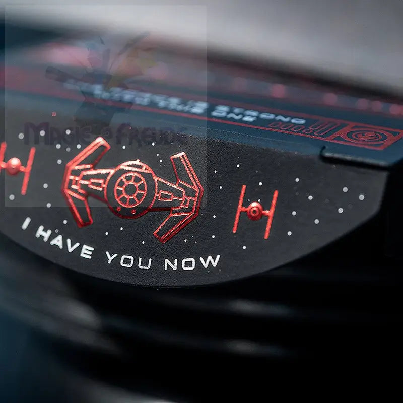 Schwarzes Objekt mit einem roten Star Wars Tie Fighter-Emblem.