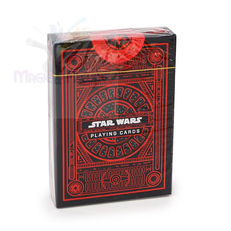 Ein versiegelter Satz Star Wars Spielkarten mit einem schwarz-roten Design.