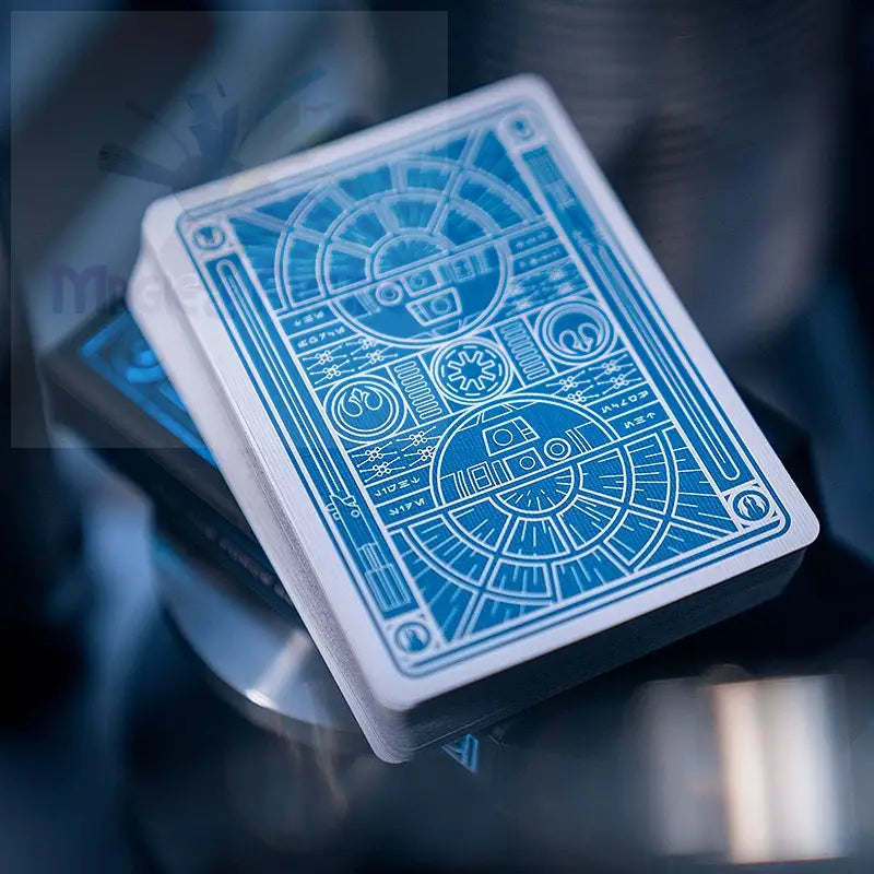 Ein Spielkartensatz mit blauen, verschlungenen Sci-Fi-Motiven auf weißem Hintergrund.