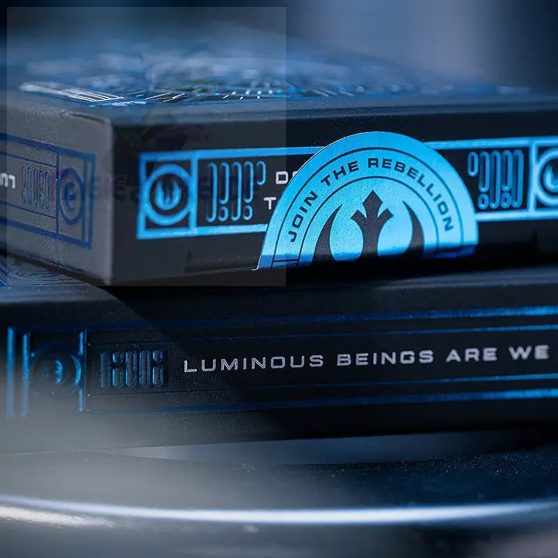 Spielkartendecks zum Thema Star Wars mit blauen Metallic-Akzenten.