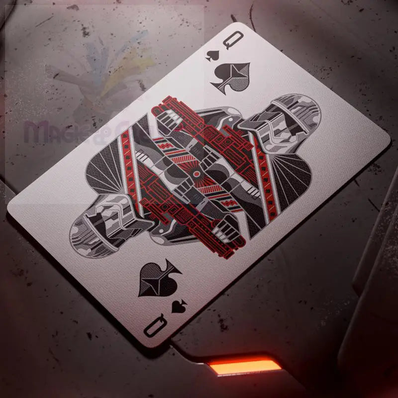 Eine Spielkarte, die eine stilisierte Pik-Dame mit einem futuristischen, gepanzerten Design zeigt.