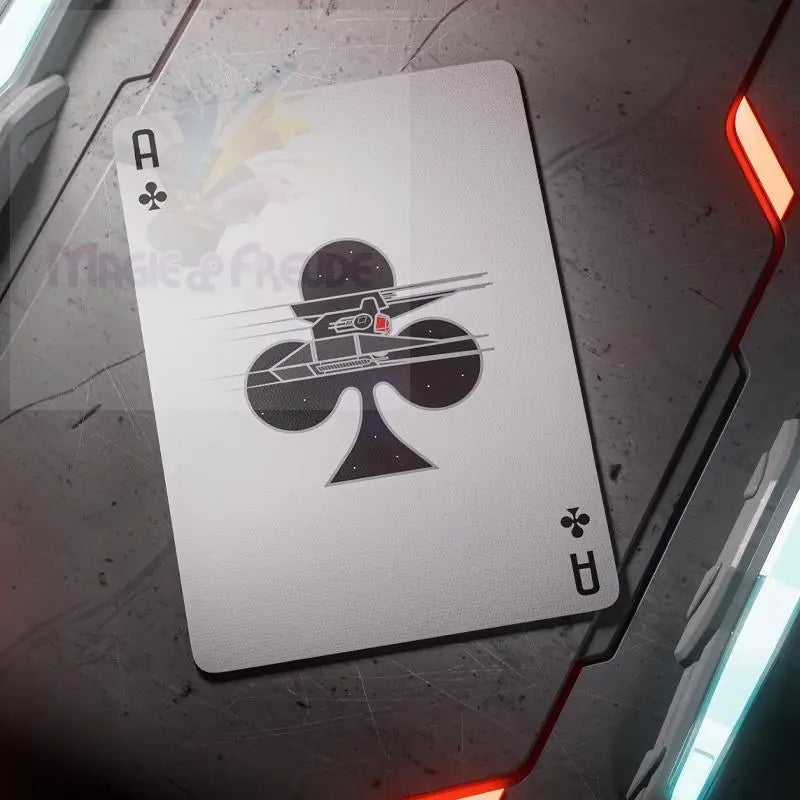 Eine weiße Spielkarte mit einem Kreuz-Ass, das einen stilisierten TIE-Fighter innerhalb des Kreuz-Symbols zeigt.