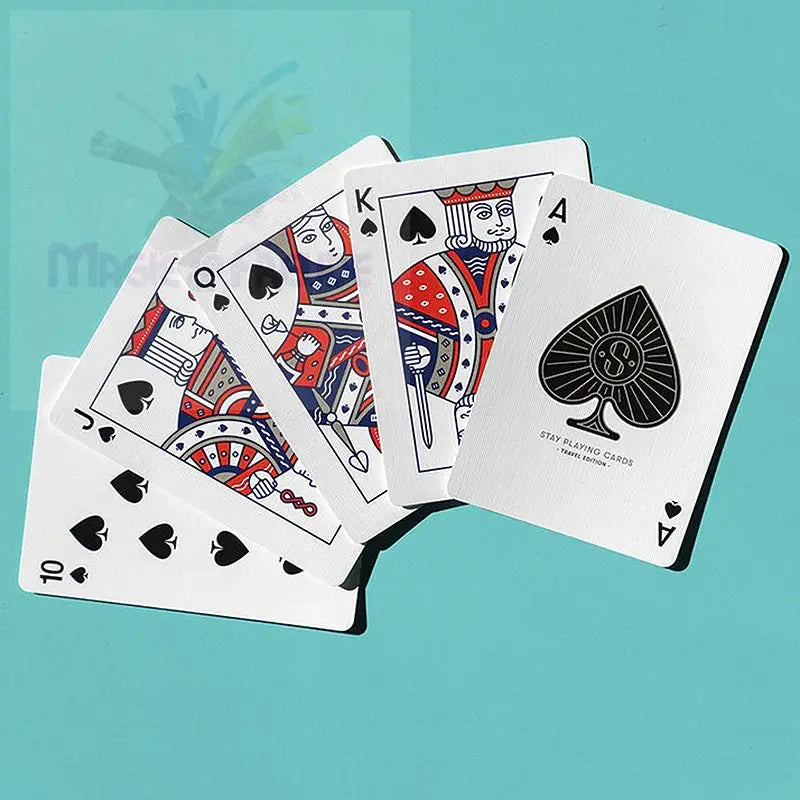 Ein aufgefächertes Set von Pik-Spielkarten.