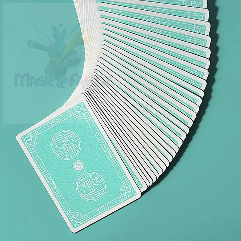 Ein Stapel mintgrüner Spielkarten wurde aufgefächert.