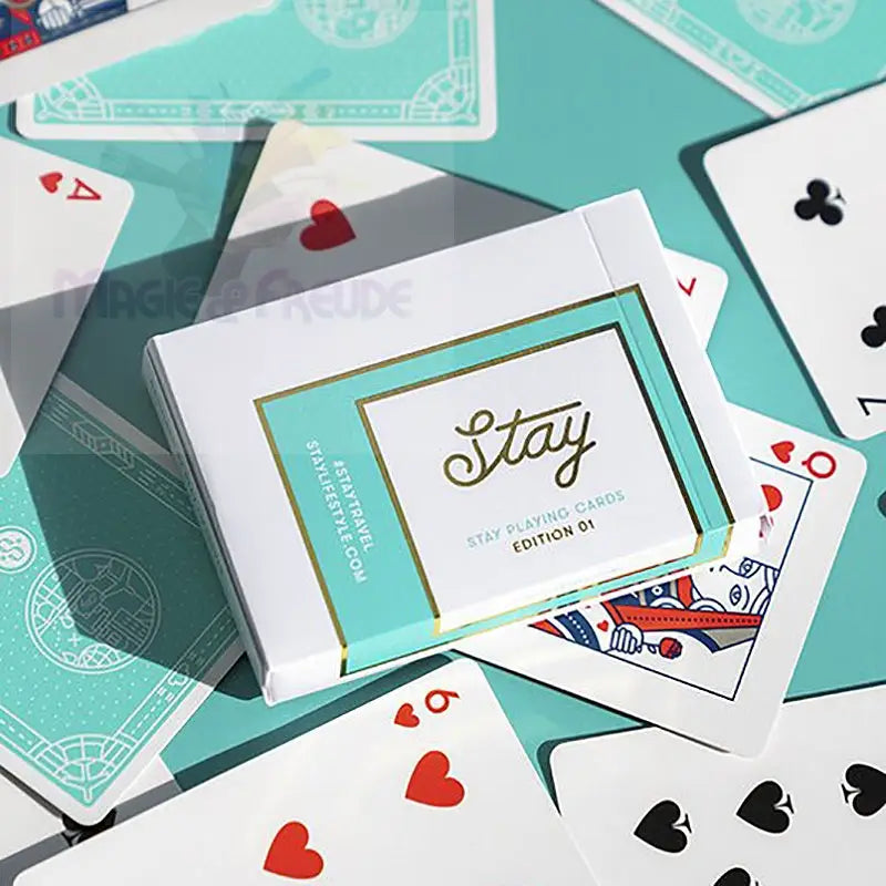 Ein weißes Spielkartenset mit blaugrünen und goldenen Akzenten.