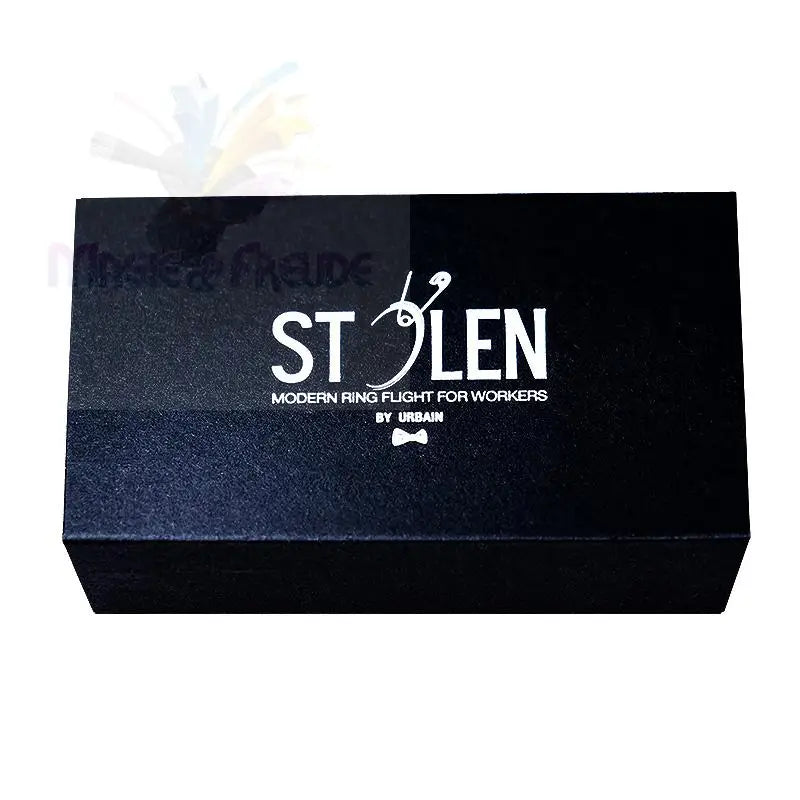 Schwarzer, strukturierter Geschenkkarton mit weißem Logo.