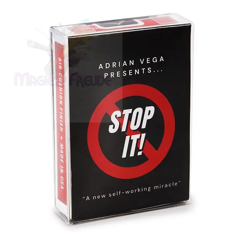 Ein Spielkartensatz in einem durchsichtigen Plastiketui.