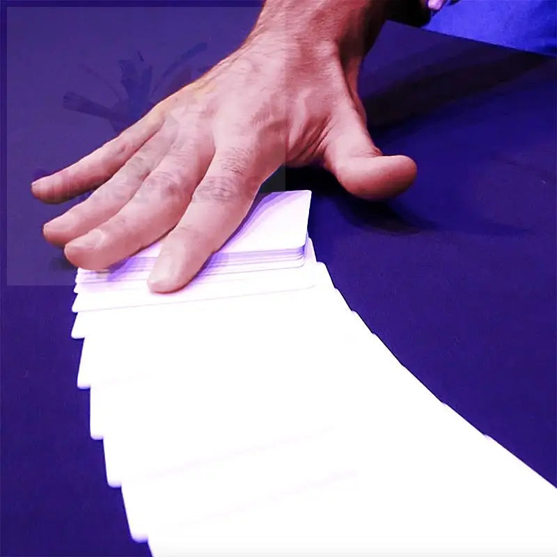 Die Hand eines Mannes fächert ein weißes Kartenspiel auf.