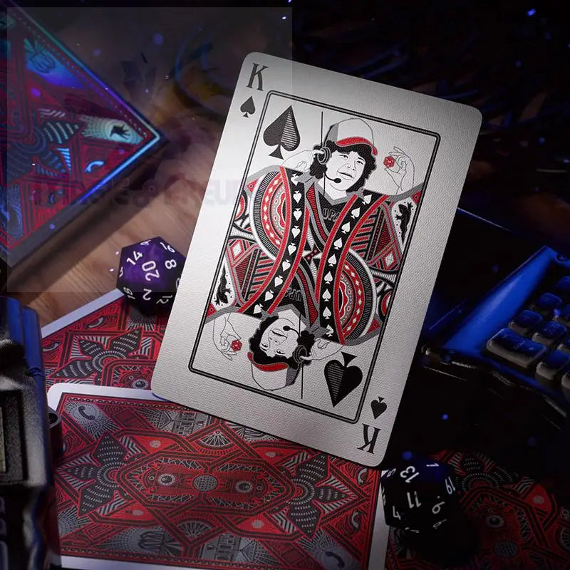 Eine Spielkarte mit einer stilisierten Illustration einer Person, die ein Headset und eine Mütze trägt.