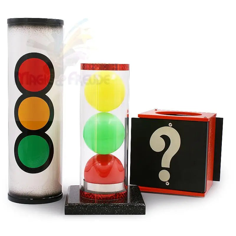 Zaubertrickrequisiten, bestehend aus einer Ampelröhre, einer durchsichtigen Röhre mit drei farbigen Kugeln und einer Fragezeichenbox.