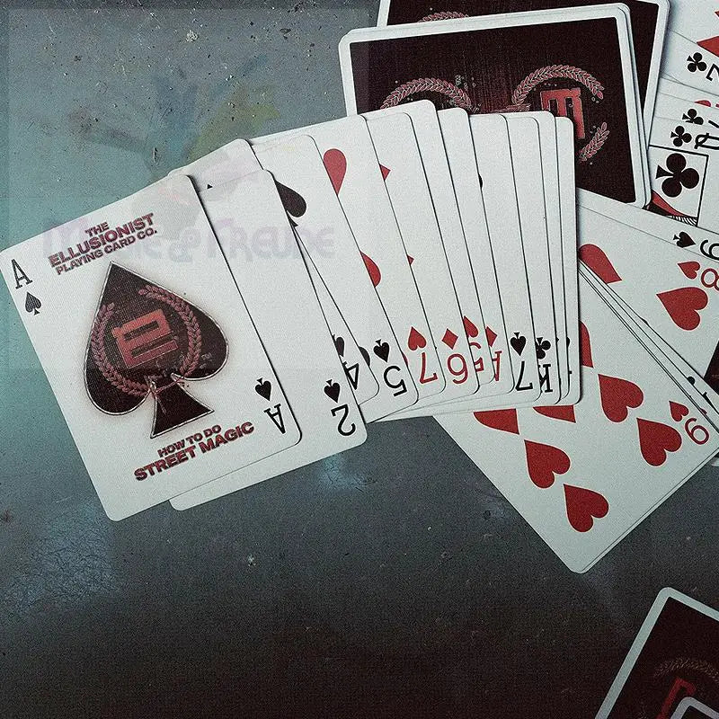 Ein Stapel Spielkarten, aufgefächert und verstreut.