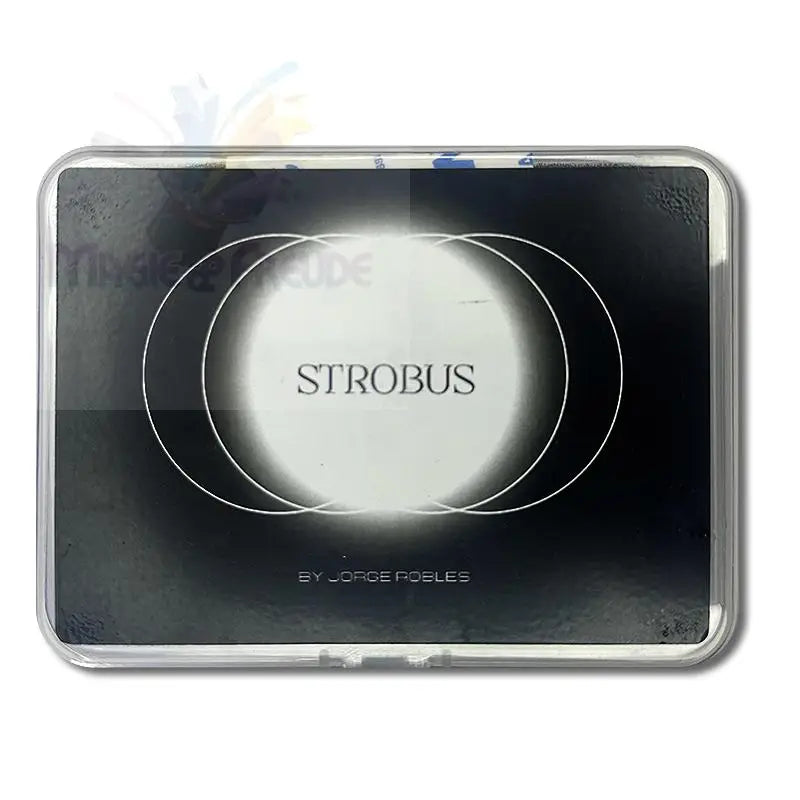 Ein schwarz-weißes, rechteckiges Kartenetui mit abgerundeten Ecken.