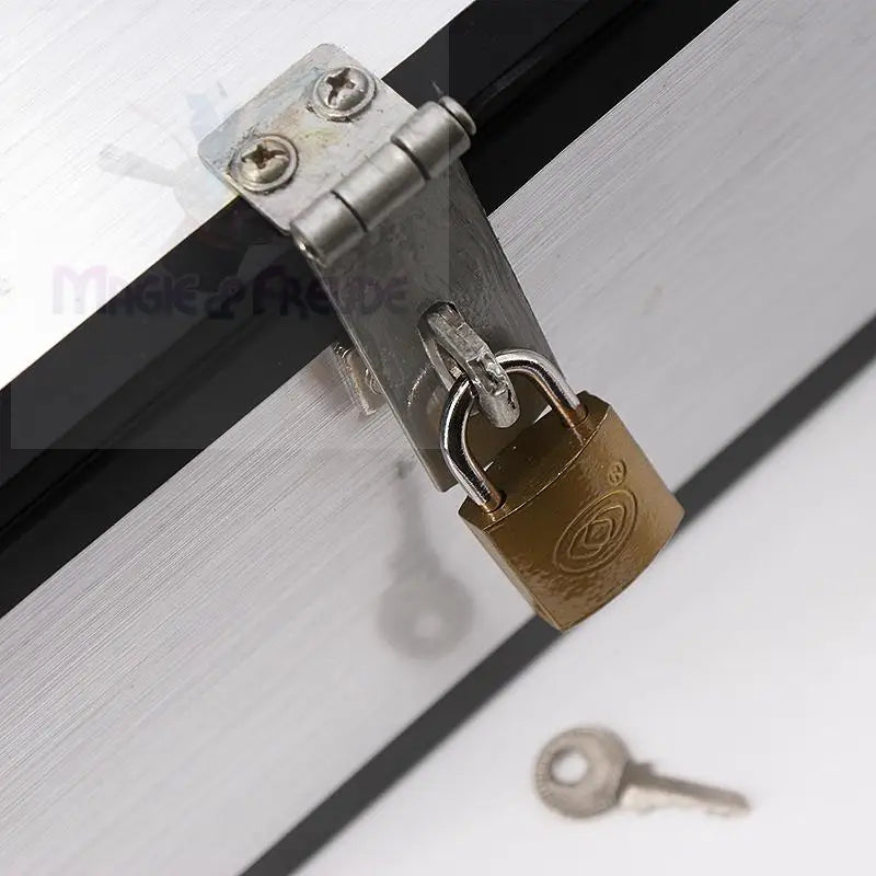 Ein Vorhängeschloss aus Messing und ein Schlüssel zur Sicherung eines Metallschlosses.