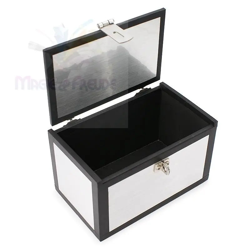 Offene, rechteckige, verspiegelte Schmuckschatulle mit schwarzem Rahmen und silbernem Verschluss.