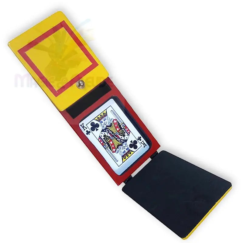 Ein gelber und roter Zauberkasten mit Scharnieren, der eine Spielkarte enthält.