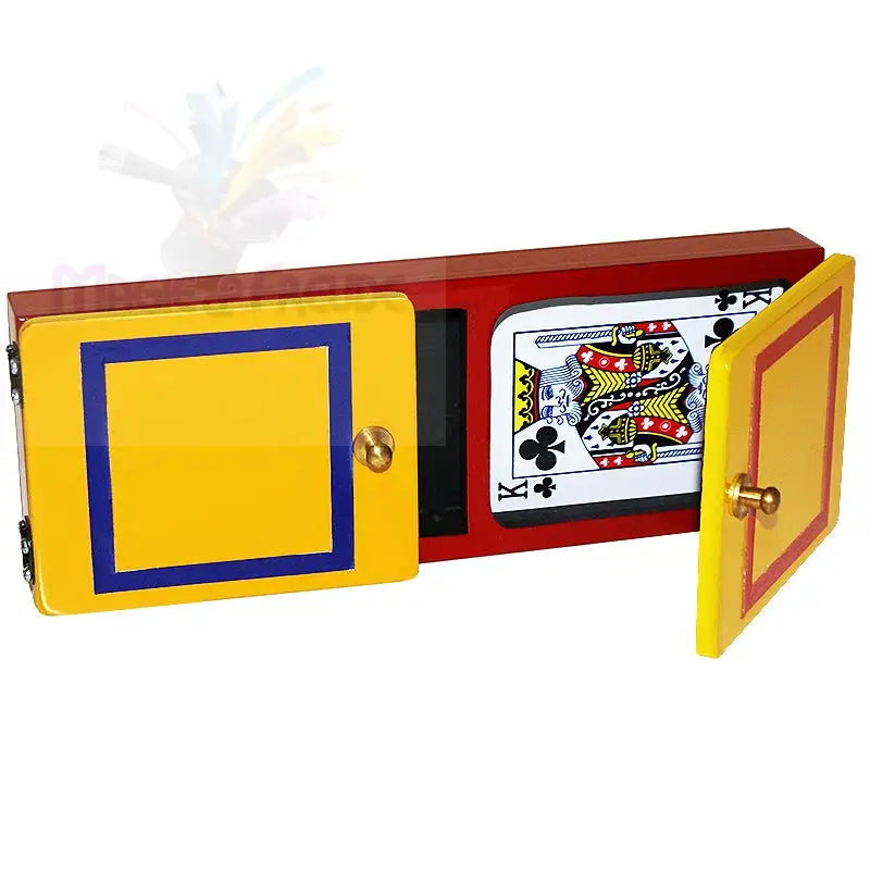 Ein rotes Holzkästchen mit zwei gelben Scharniertüren und einer Kreuz-König-Spielkarte im Inneren.