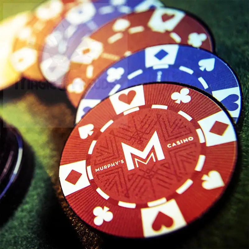 Roter Kasinochip mit Kartenfarbensymbolen