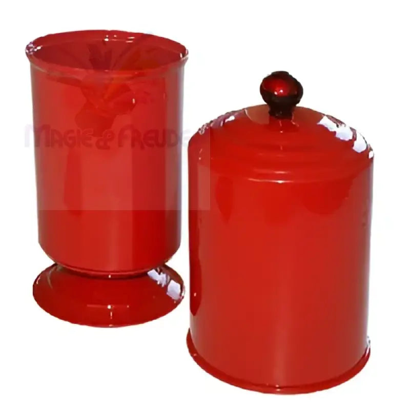 Ein Paar glänzender, roter Emaille-Küchendosen, eine davon mit Deckel und Zierknopf.