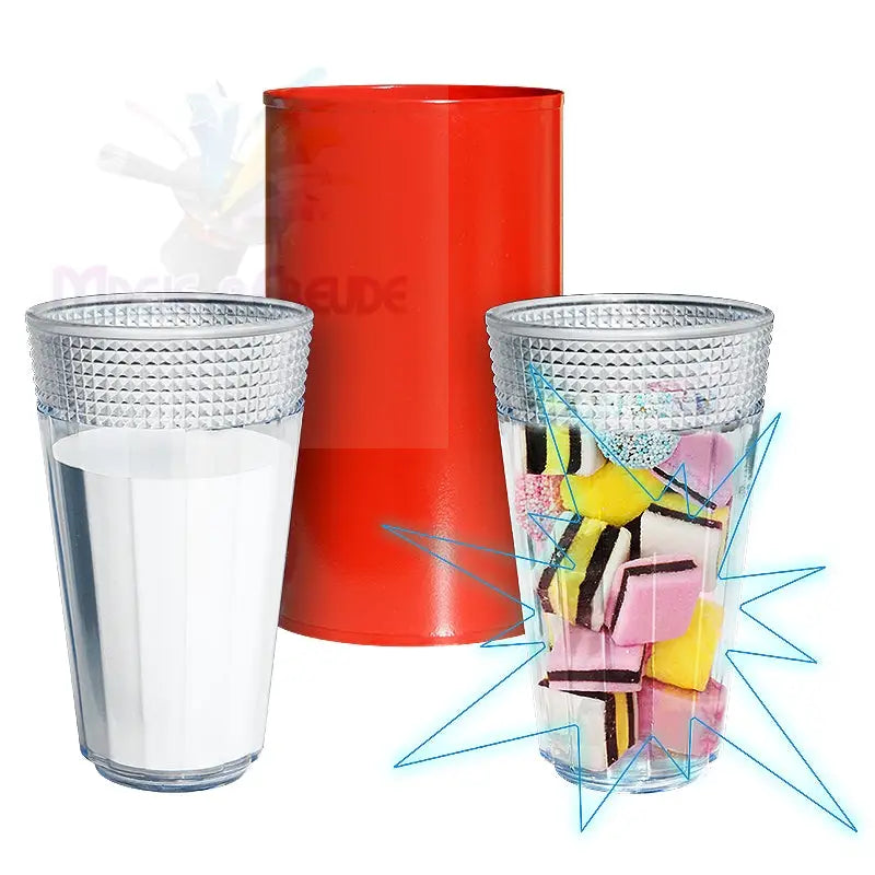 Zwei durchsichtige Gläser, eines mit weißer Flüssigkeit und das andere mit bunten Bonbons gefüllt, neben einem roten zylindrischen Behälter.