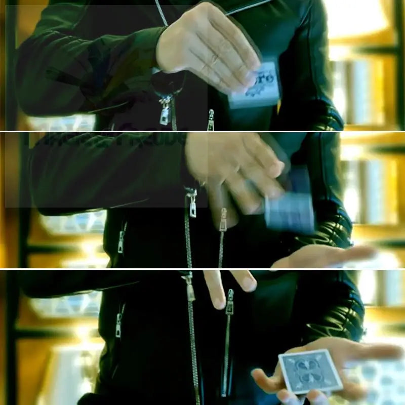 Eine Person, die einen Kartentrick vorführt, wobei eine Spielkarte in ihrer Hand erscheint.