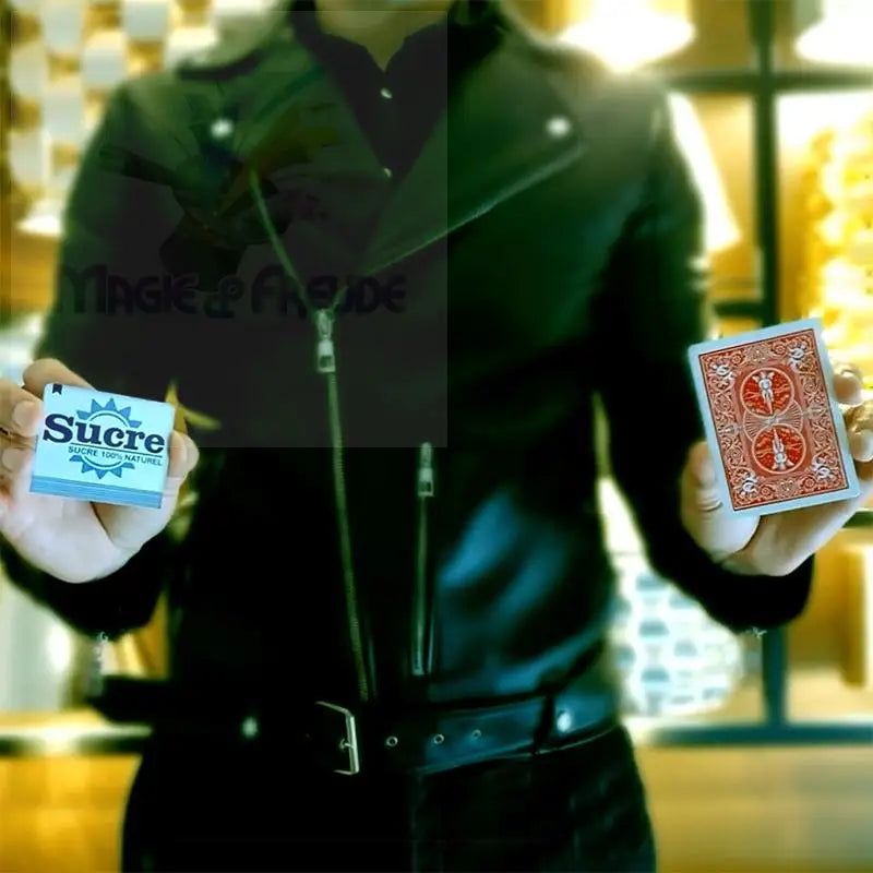 Eine Person mit einem Päckchen Zucker und einer Spielkarte.