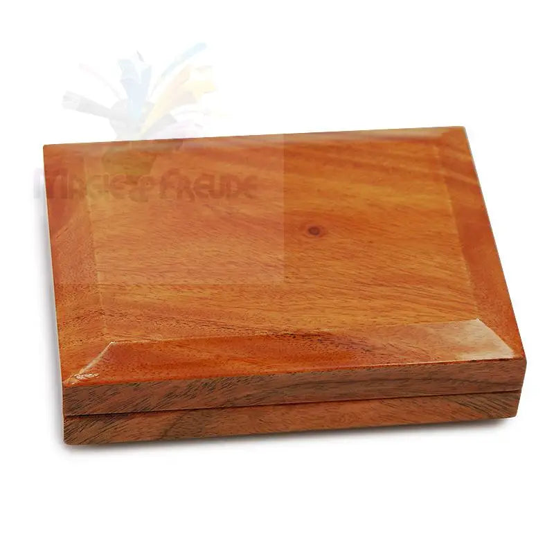 Ein poliertes Holzkästchen mit einem abgeschrägten Deckel.