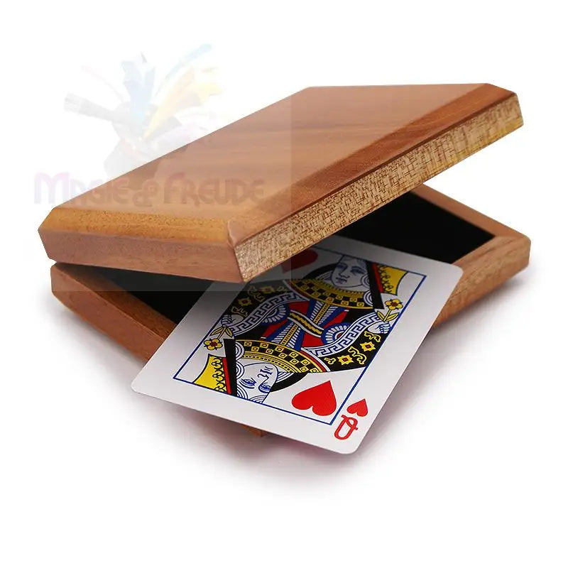 Eine teilweise geöffnete Holzschachtel, aus der eine Herz-Dame-Spielkarte herausragt.