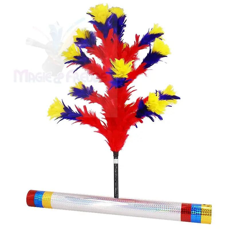 Ein Blumenstrauß aus Federn und eine metallische Schriftrolle für Zaubertricks.