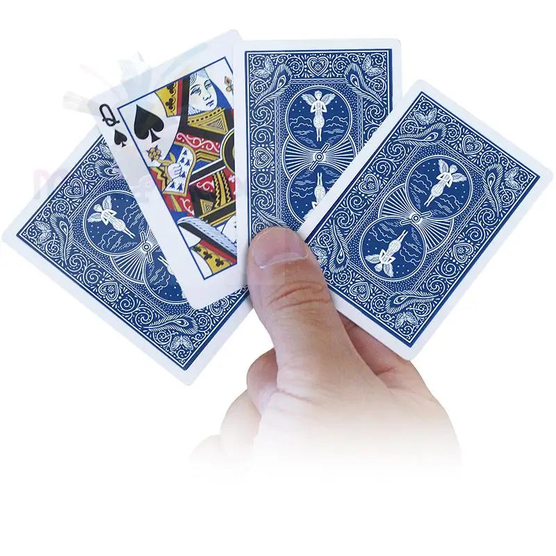 Eine Hand mit vier Spielkarten, darunter die Pik-Dame und drei blaue Karten mit einem detaillierten, symmetrischen Design, das eine engelsähnliche Figur darstellt.